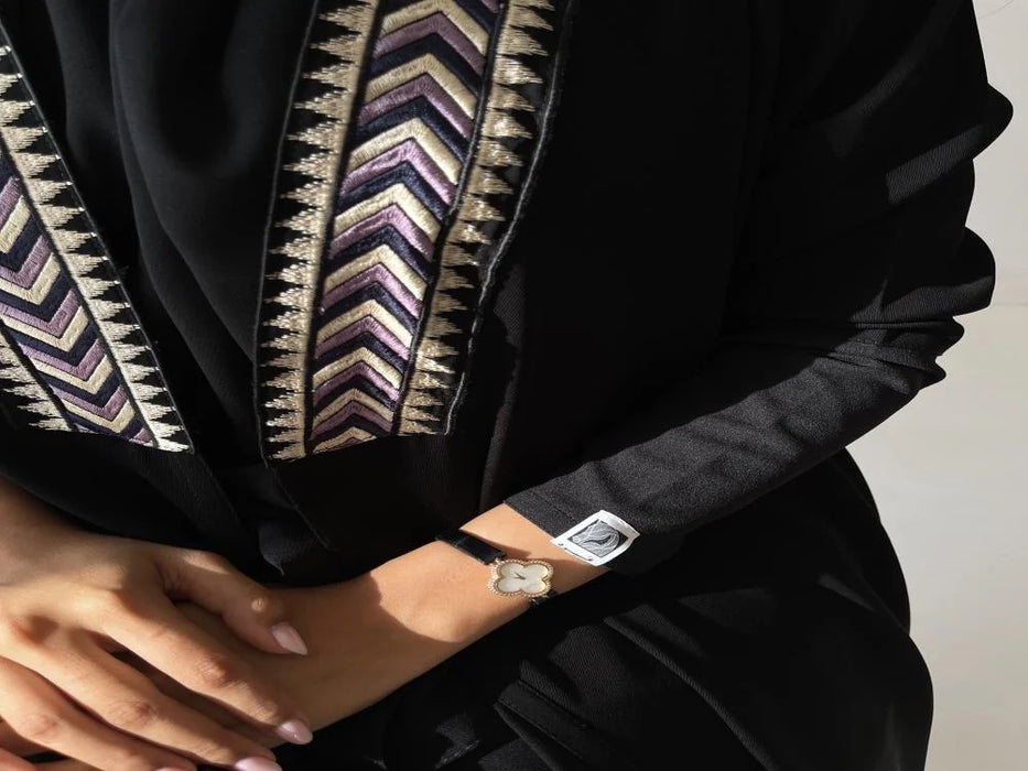 S67 – عباية فاخرة بكلفة بنفسجية وذهبية Sehrena